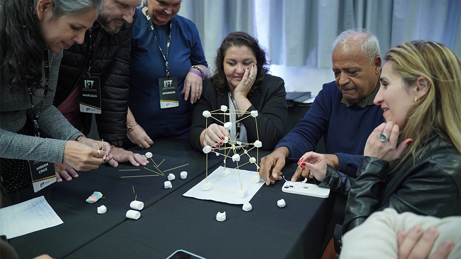 Participantes realizando dinâmica em grupo no evento IFT