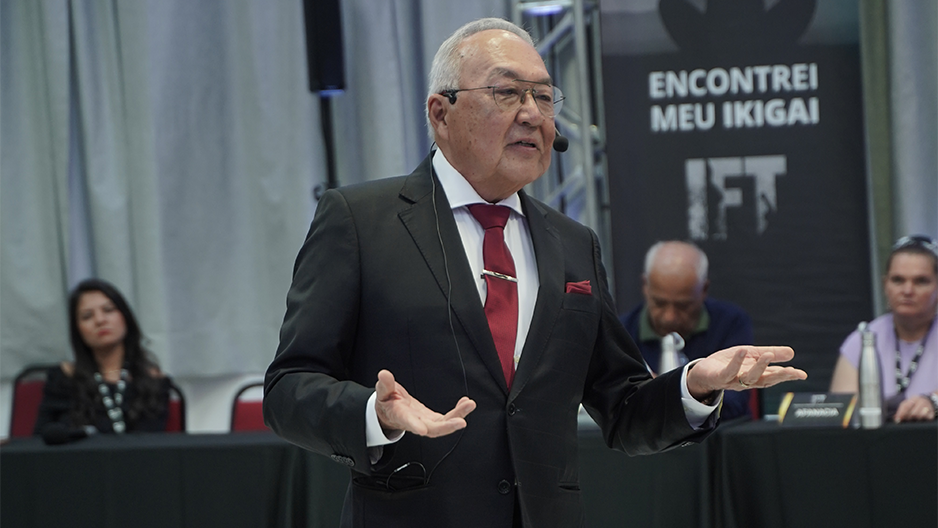 Massaru Ogata conduzindo palestra no evento IFT